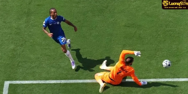 Pha ghi bàn của  Joao Pedro nâng tỷ số lên 3-0