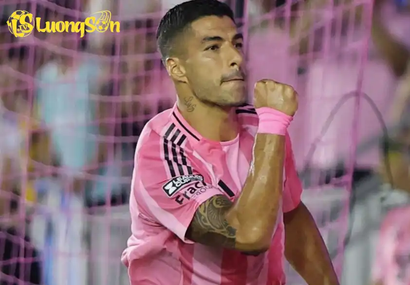 Luis Suarez lập cú đúp bàn thắng trên chấm penalty, đưa Inter Miami tiến vào bán kết