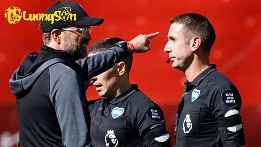 David Coote từng có quá khứ lăng mạ HLV Jurgen Klopp (Ảnh: GOAL).
