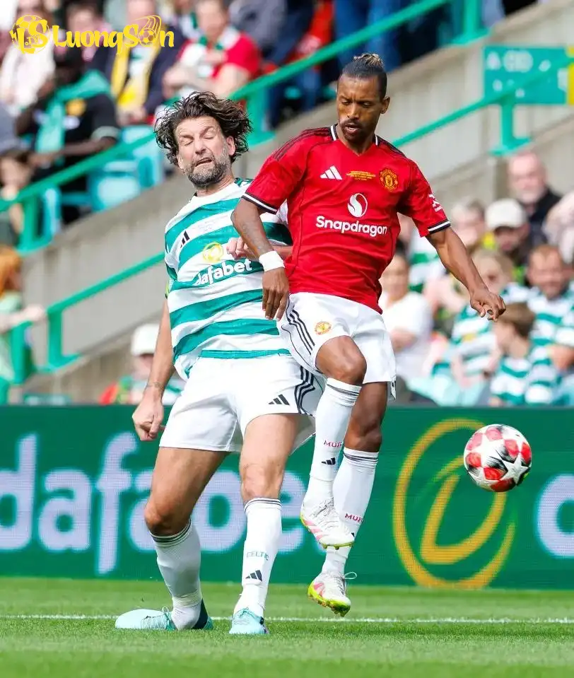 Kỹ thuật của Nani vẫn còn rất tốt trong trận đấu của các huyền thoại