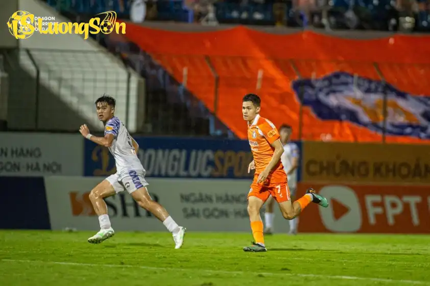 Vadim Nguyễn (bên phải) đang có những màn trình diễn tốt trong màu áo SHB Đà Nẵng