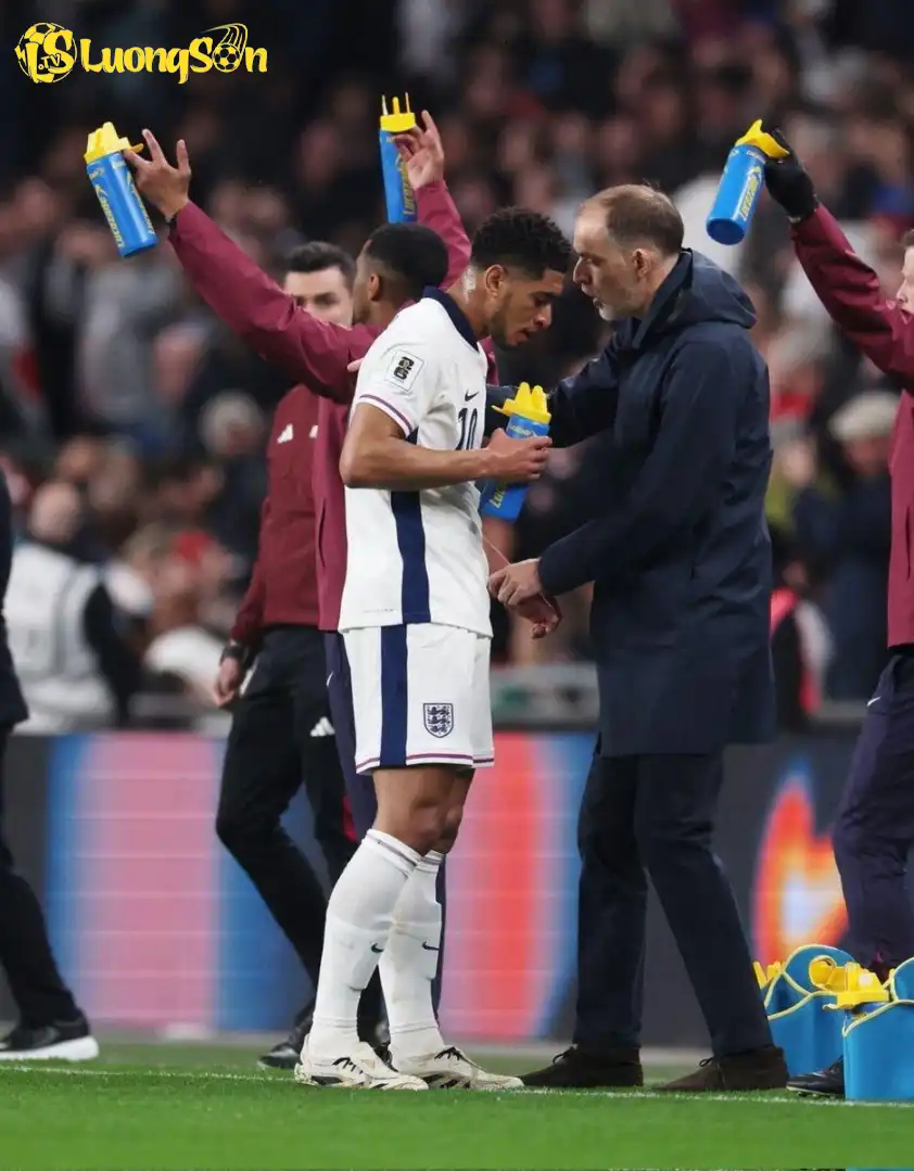 ĐT Anh có những ồn ào trong phòng thay đồ liên quan đến Bellingham. (Ảnh: Nền tảng X)