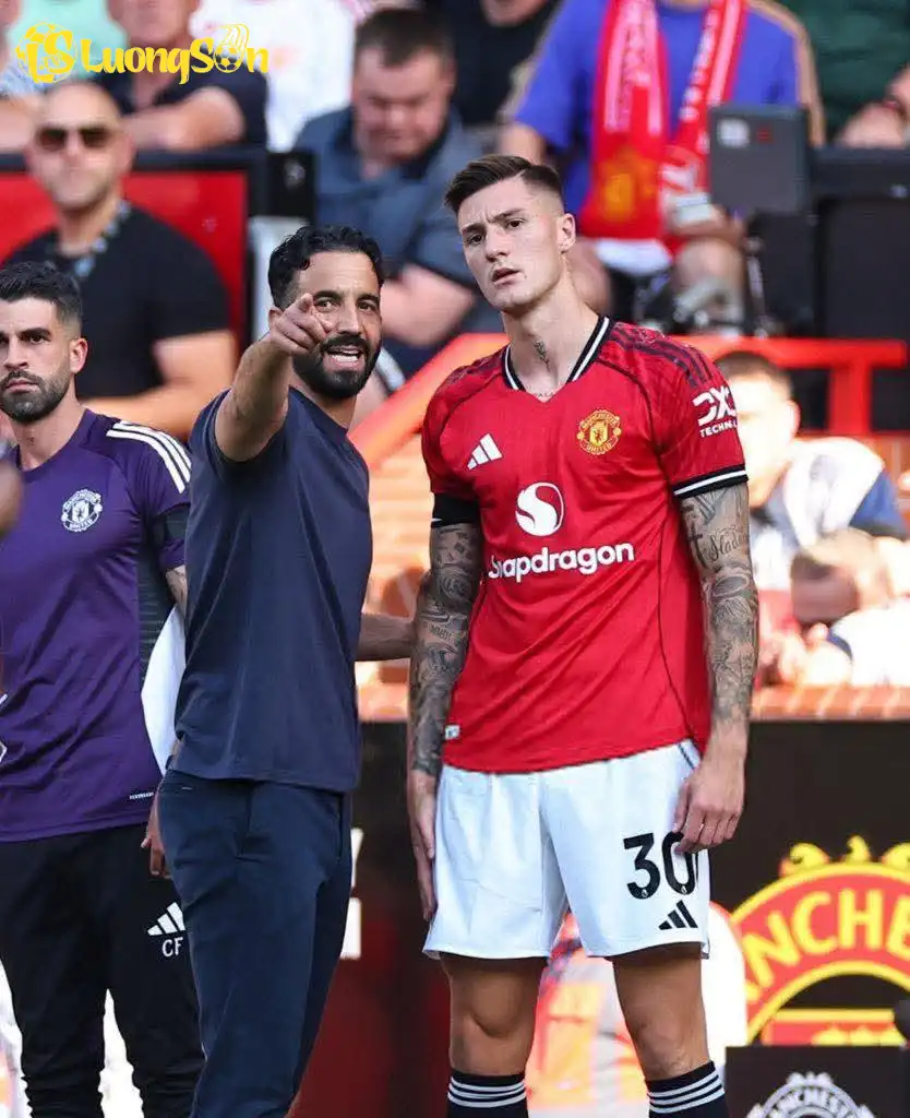 Amorim còn rất nhiều việc phải làm với bản hợp đồng đắt giá của Man Utd. (Ảnh: Nền tảng X)