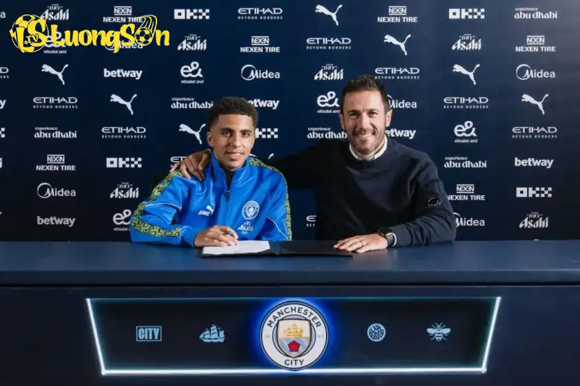 Rico Lewis ký hợp đồng mới với Man City