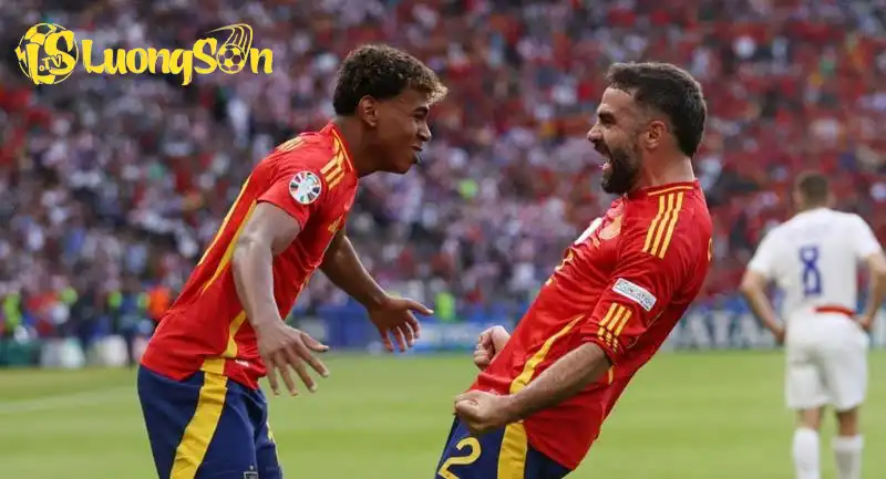 Carvajal (phải) sẽ nói chuyện với Yamal - người đàn em và là đồng đội ở ĐT Tây Ban Nha