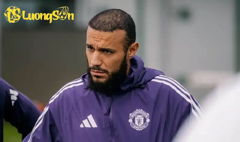   Mazraoui được đánh giá cao hơn Dalot